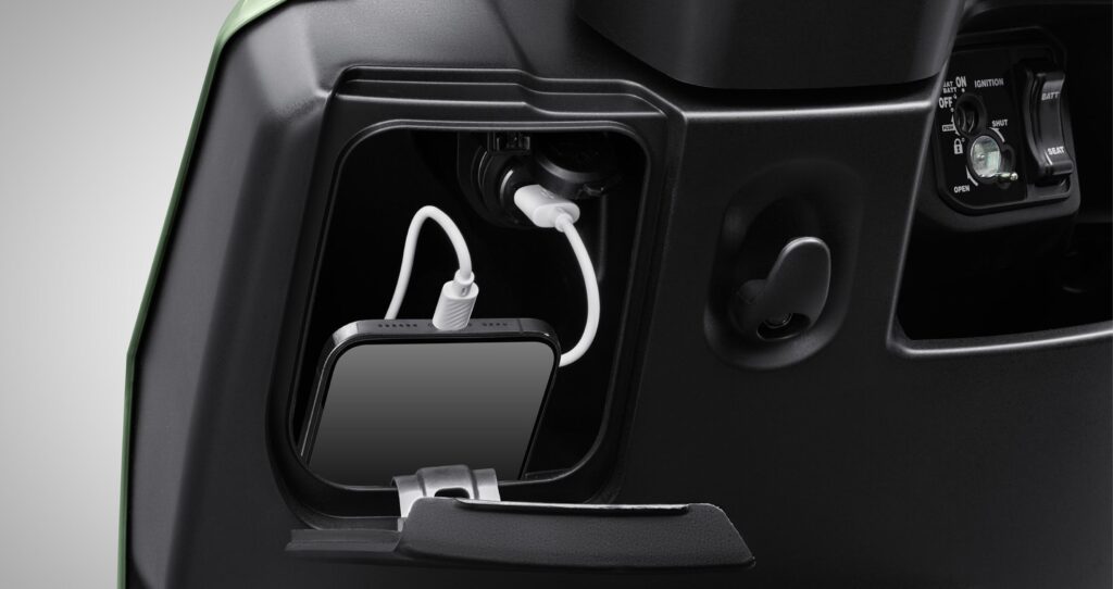 Hộc đựng đồ phía trước với cổng sạc USB tiện lợi