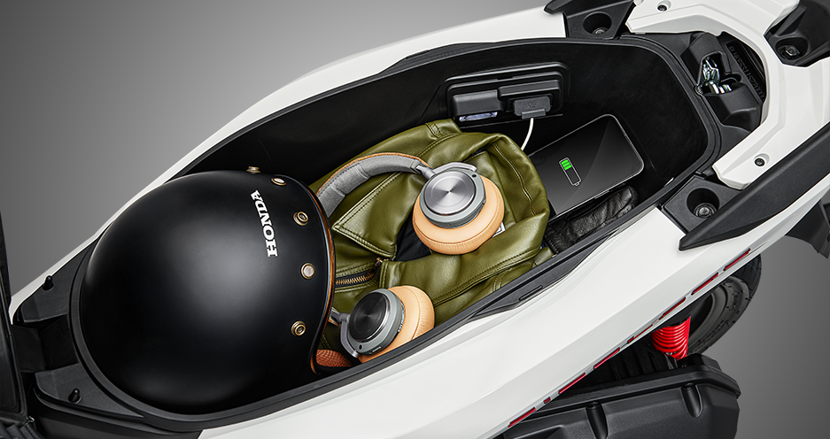 Hộc đựng đồ dưới yên rộng rãi