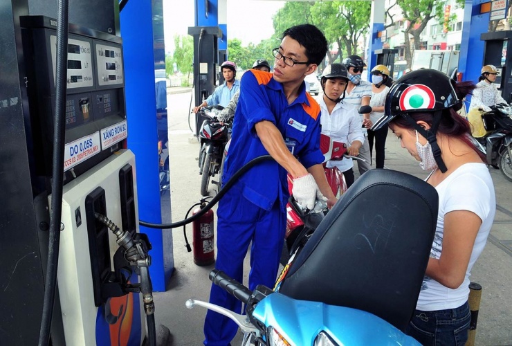 Giá xăng giảm tác động thế nào đến người dùng xe máy?