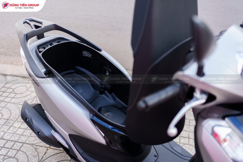 Cốp xe rộng khoảng 37 Lít