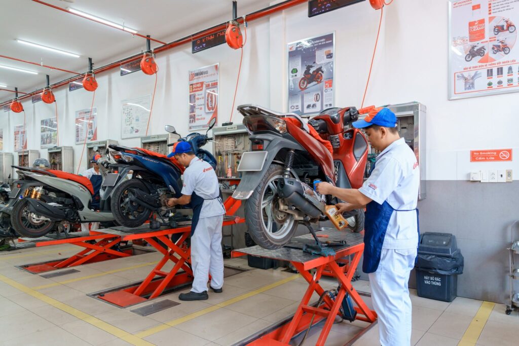 Vì sao việc thay nhớt xe máy định kỳ lại quan trọng?