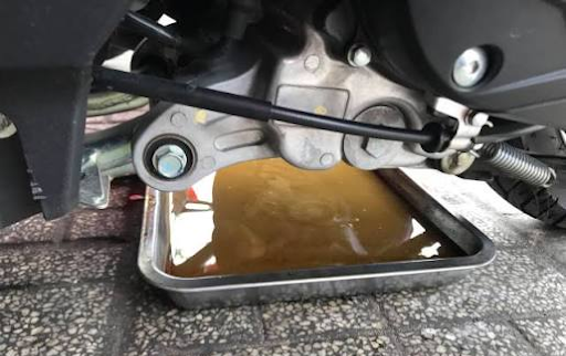 Kiểm tra dầu nhớt sau khi xe đi qua đoạn ngập nước