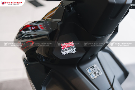 Mỗi xe có số thứ tự riêng in trực tiếp trên xe, cùng với tem dán kỷ niệm 30 năm Honda độc quyền.