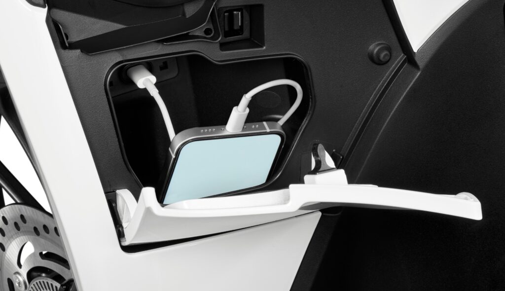 Hộc đồ phía trước cổng sạc USB Type-C trên Honda SH Mode 2027 phiên bản Đặc biệt