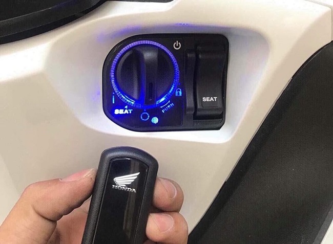 Cách khởi động và chạy Honda Lead